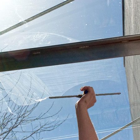 Fensterputzfirma für private Haushalte in Fürth reinigt Überdachungen.